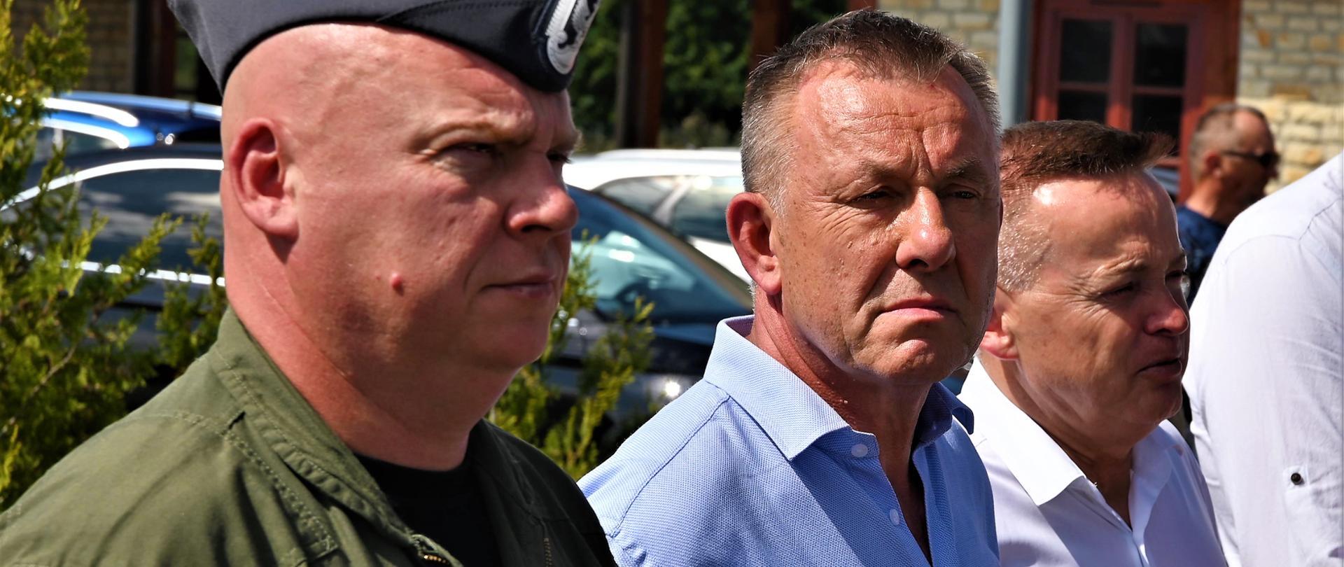 na zdjęciu na pierwszym planie żołnierz, obok wojewoda łódzki Karol Młynarczyk