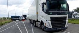 Kontrolowany przez funkcjonariuszy mazowieckiej Inspekcji Transportu Drogowego litewski zestaw z naczepą - chłodnią.