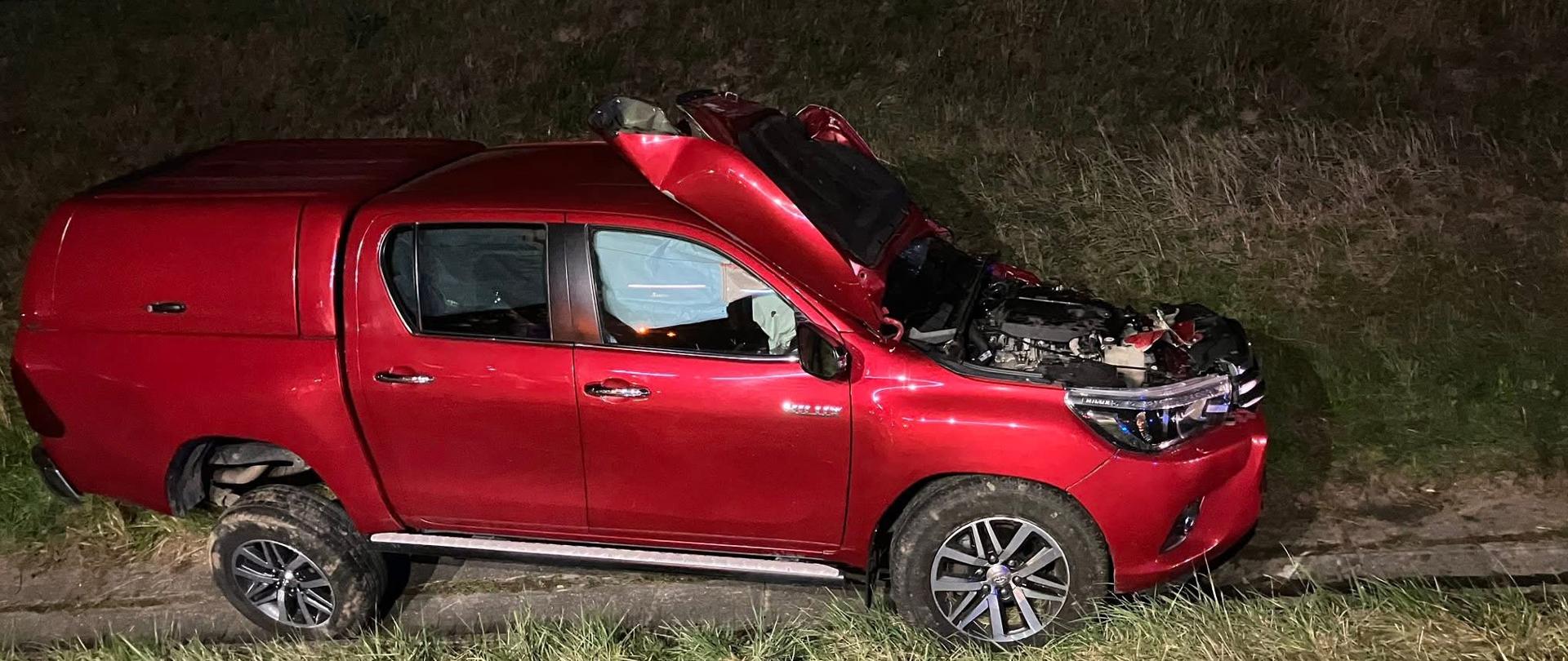 Na zdjęciu znajduje się wrak samochodu osobowego stojący na poboczu