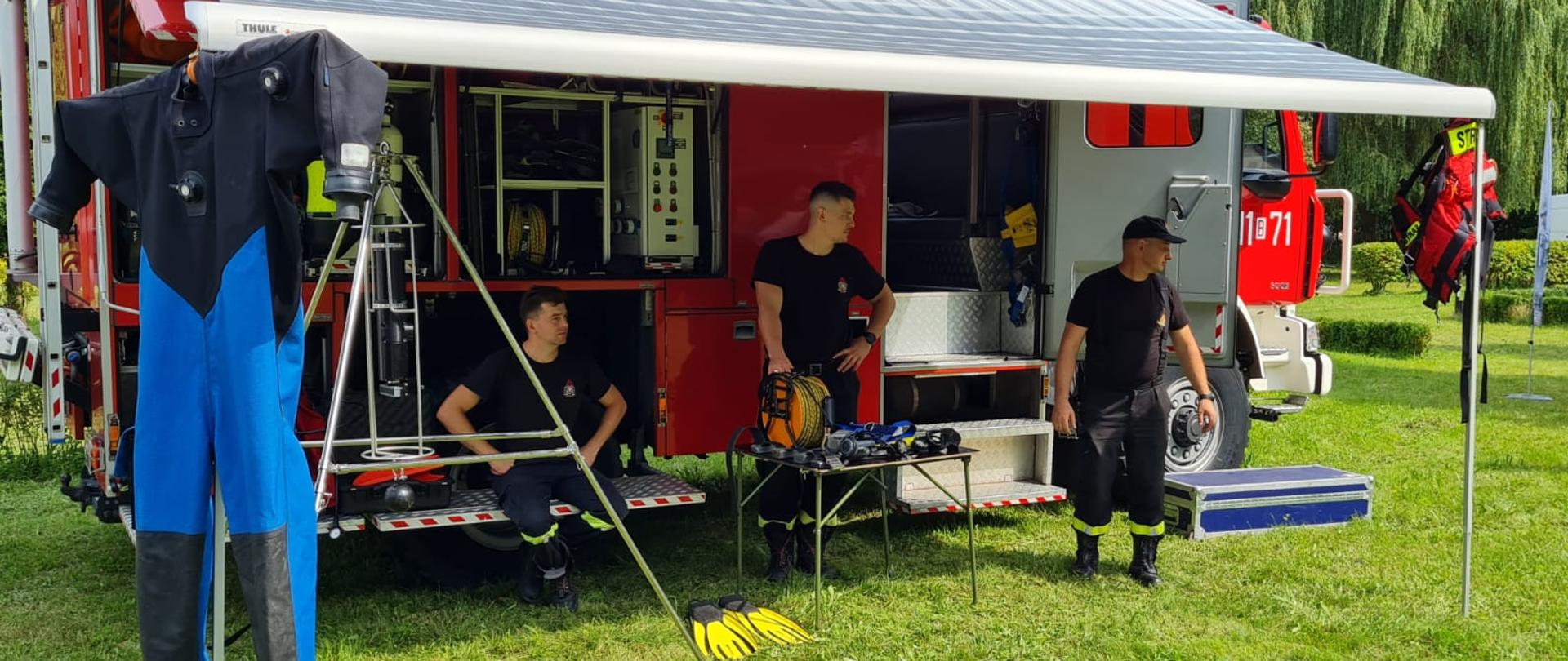 Samochód ratownictwa wodnego z rozłożonym sprzętem na festynie Jarmark Wigierski.