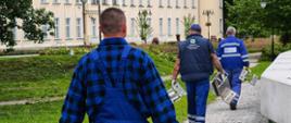 Montaż mobilnych zapór przeciwpowodziowych. Fot. OSP Brzeg Dolny.