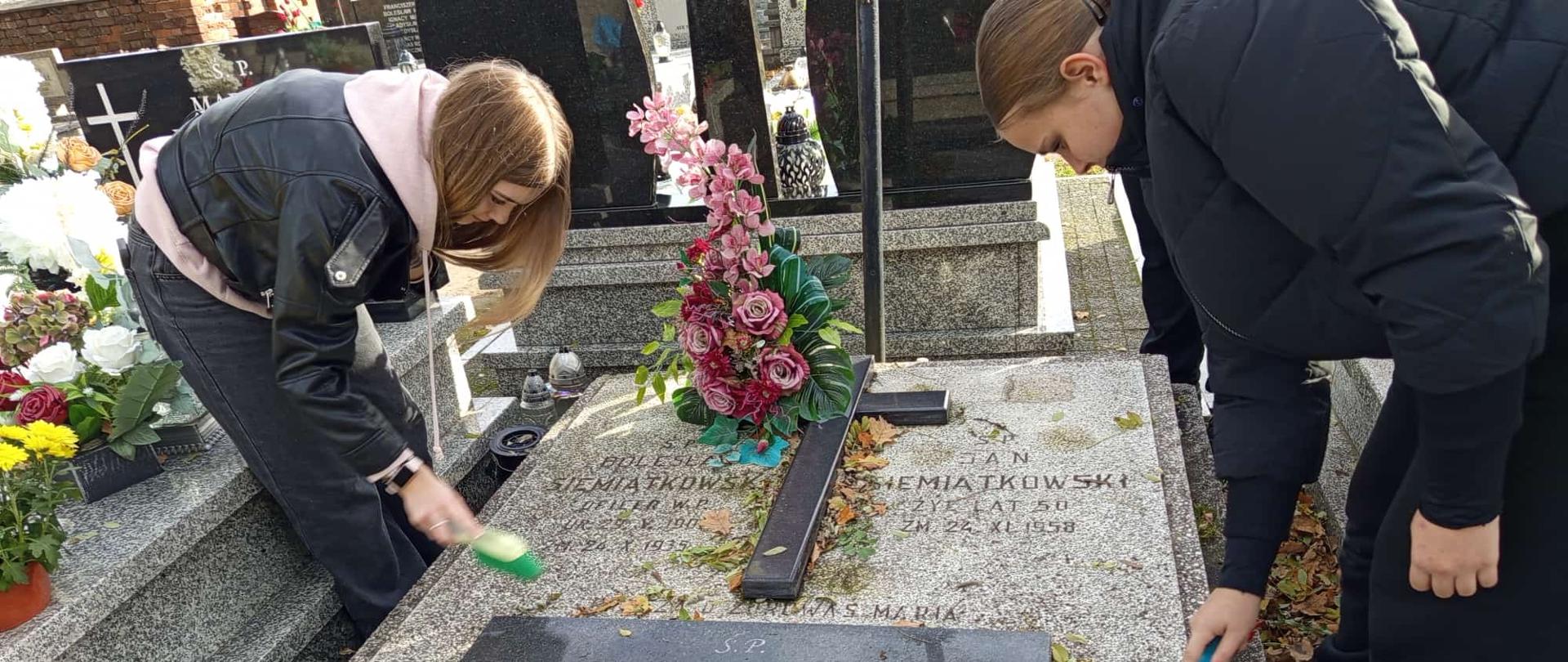 Uczniowie sprzątają grób rodziny Siemiątkowskich