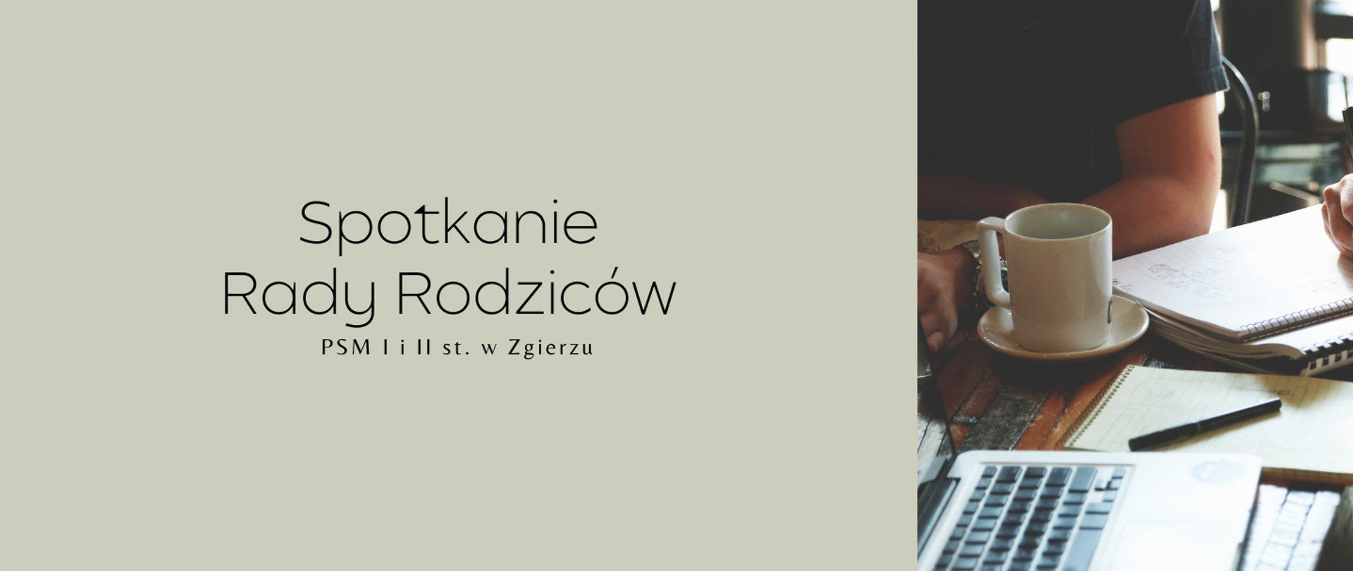 Grafika z napisem „Spotkanie Rady Rodziców PSM I i II st. w Zgierzu”. Po prawej stronie zdjęcie przedstawia osoby siedzące przy stole z kawą, notatnikami, długopisami i laptopem.