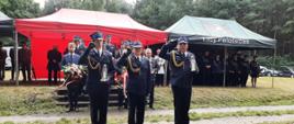 Zdjęcie przedstawia strażaków i gości podczas uroczystości związanej z 29. rocznicą wybuchu pożaru lasu w Kuźni Raciborskiej
