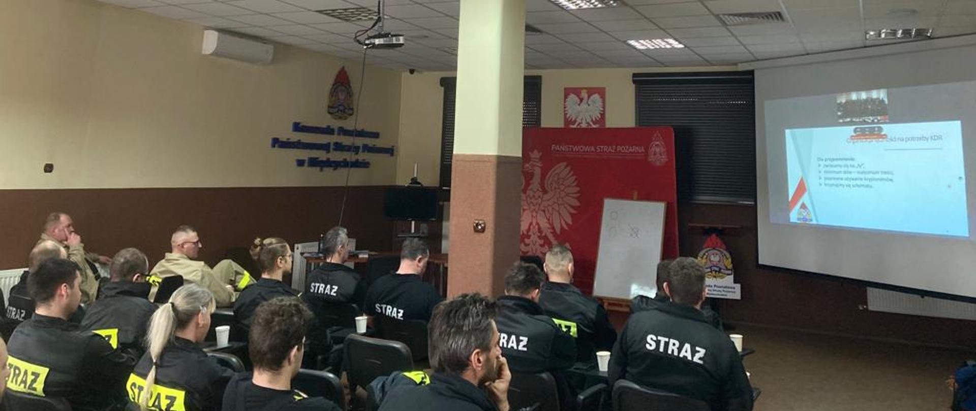 Strażacy Ochotniczej Straży Pożarnej podczas szkolenia. W tle sala szkoleniowa KP PSP Międzychód.