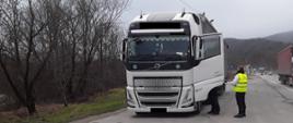 Inspektorzy WIOŚ kontrolują przewoźników przy drodze w Lipowicy