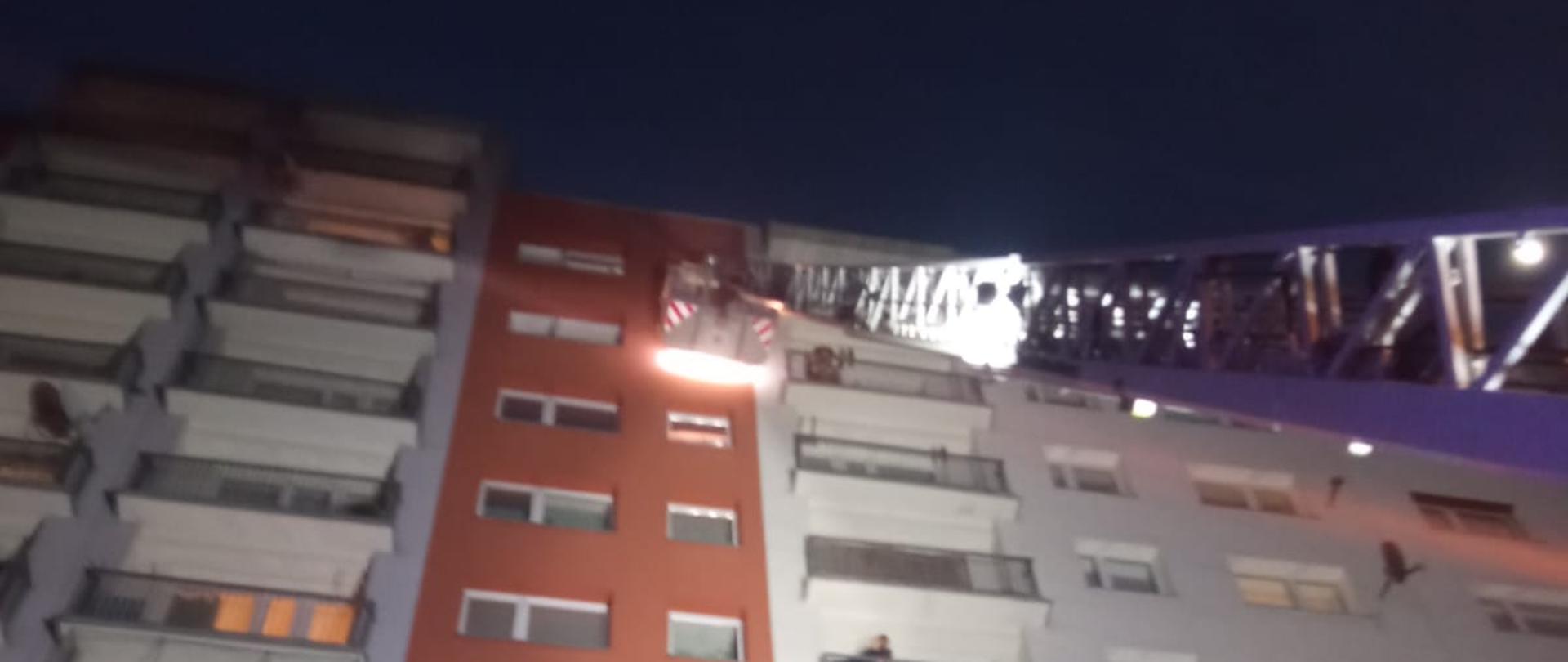 Wysunięta drabina mechaniczna na wysokość palącego się mieszkania.