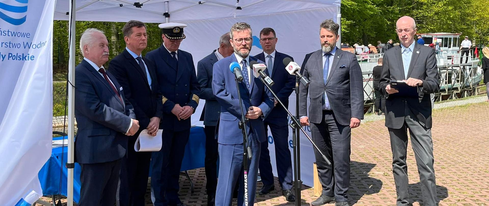 Państwowe Gospodarstwo Wodne Wody Polskie i gmina Rychliki podpisały 5 maja 2022 r. list intencyjny dotyczący rozbudowy zaplecza transportowego Kanału Elbląskiego.