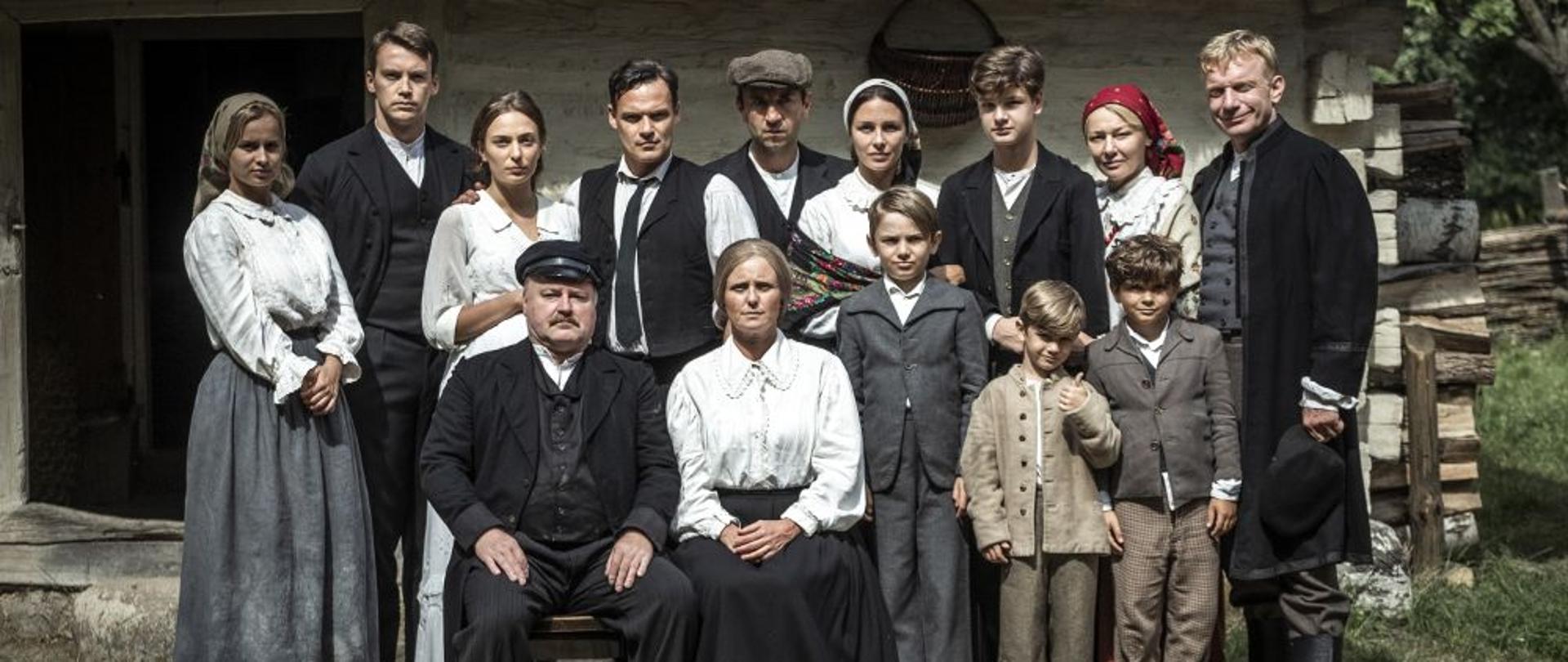 Frame from the series "Stulecie winnych". Family photo.