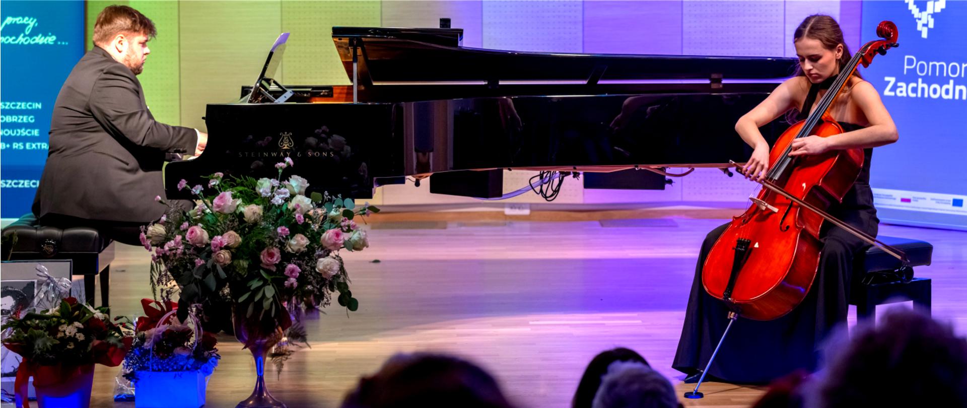 Zdjęcie przedstawia pianistę i wiolonczelistkę grających w czasie Gali Jubileuszowej