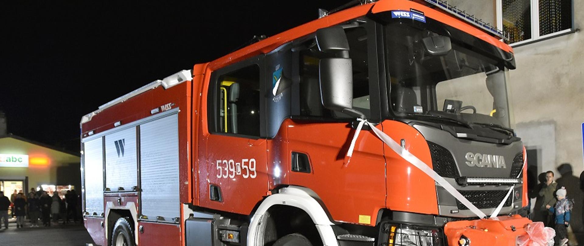 Na zdjęciu ciężki samochód ratowniczo gaśniczy przekazany druhom Ochotniczej Straży Pożarnej w Jeżewie