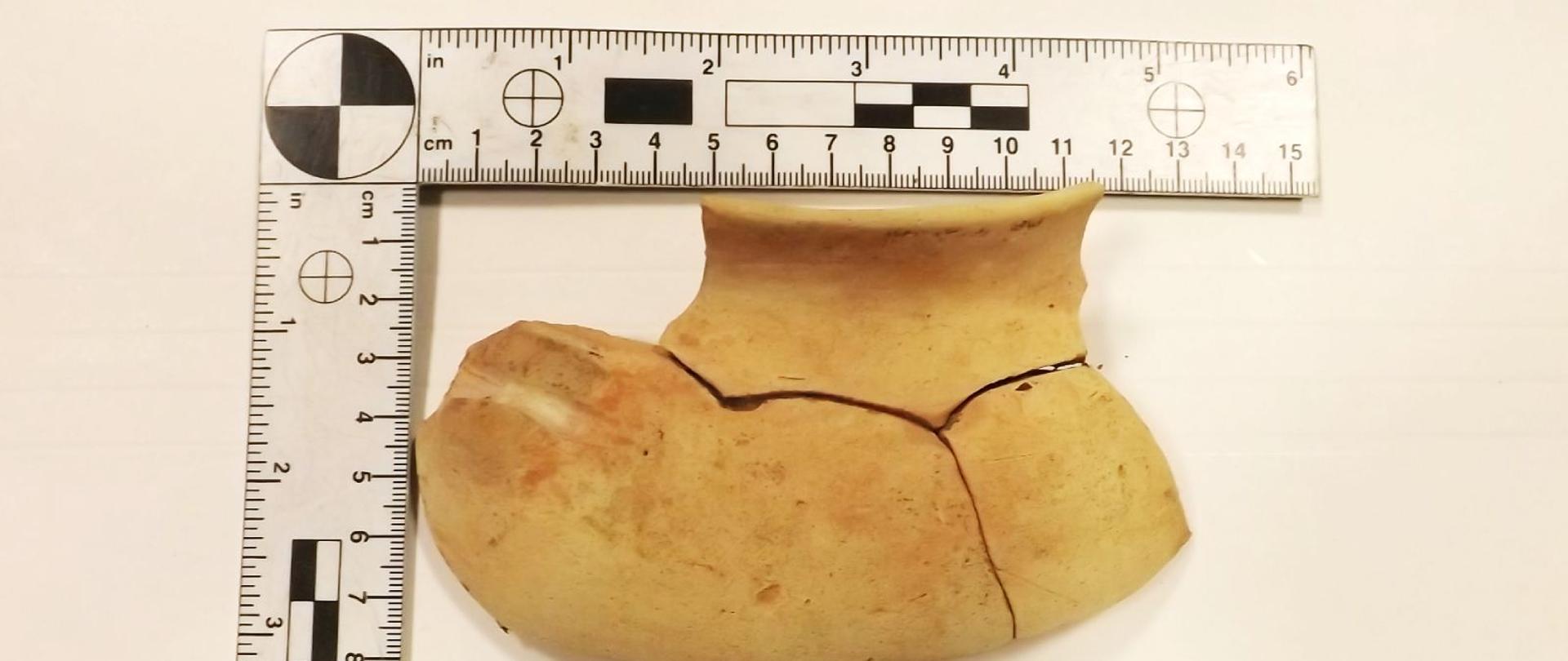 Fragment naczynia przy miarce.