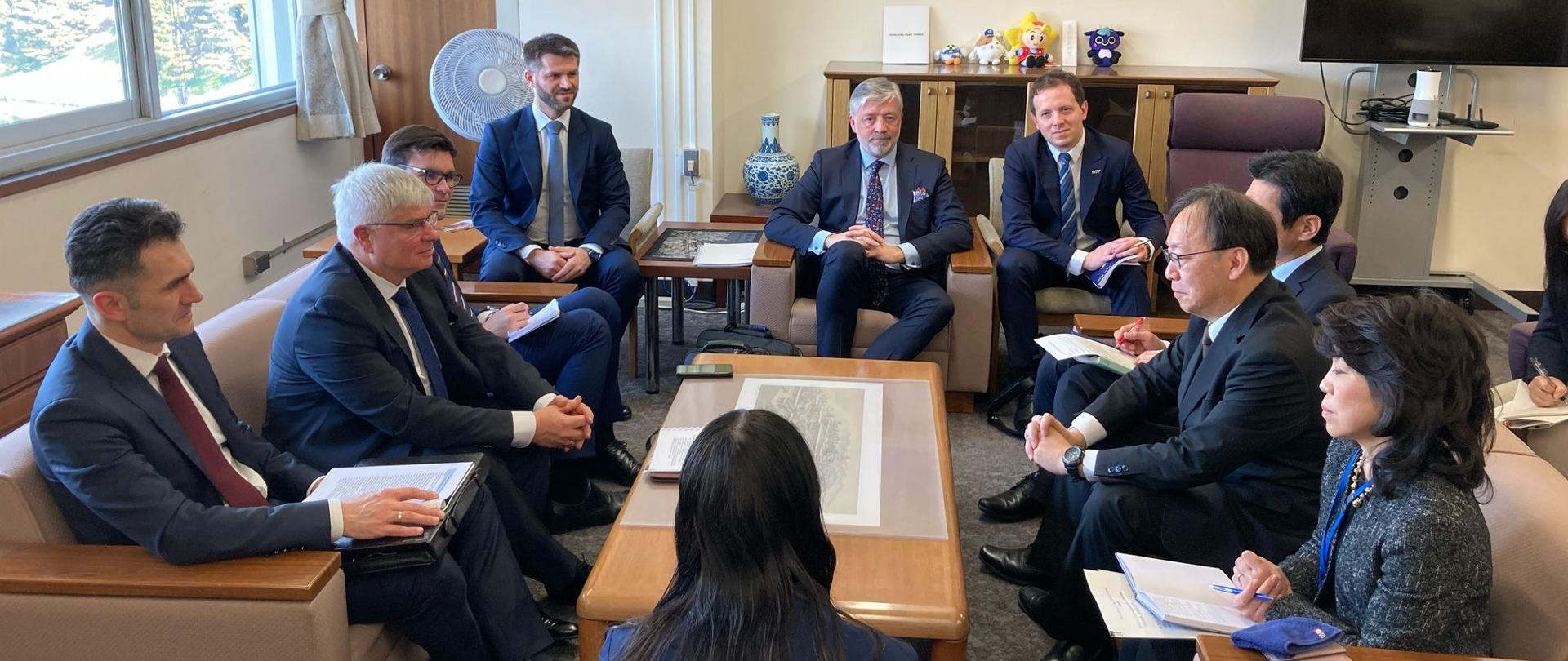 Wzmocnienie współpracy lotniczej i kolejowej – wiceministrowie infrastruktury z wizytą w Japonii