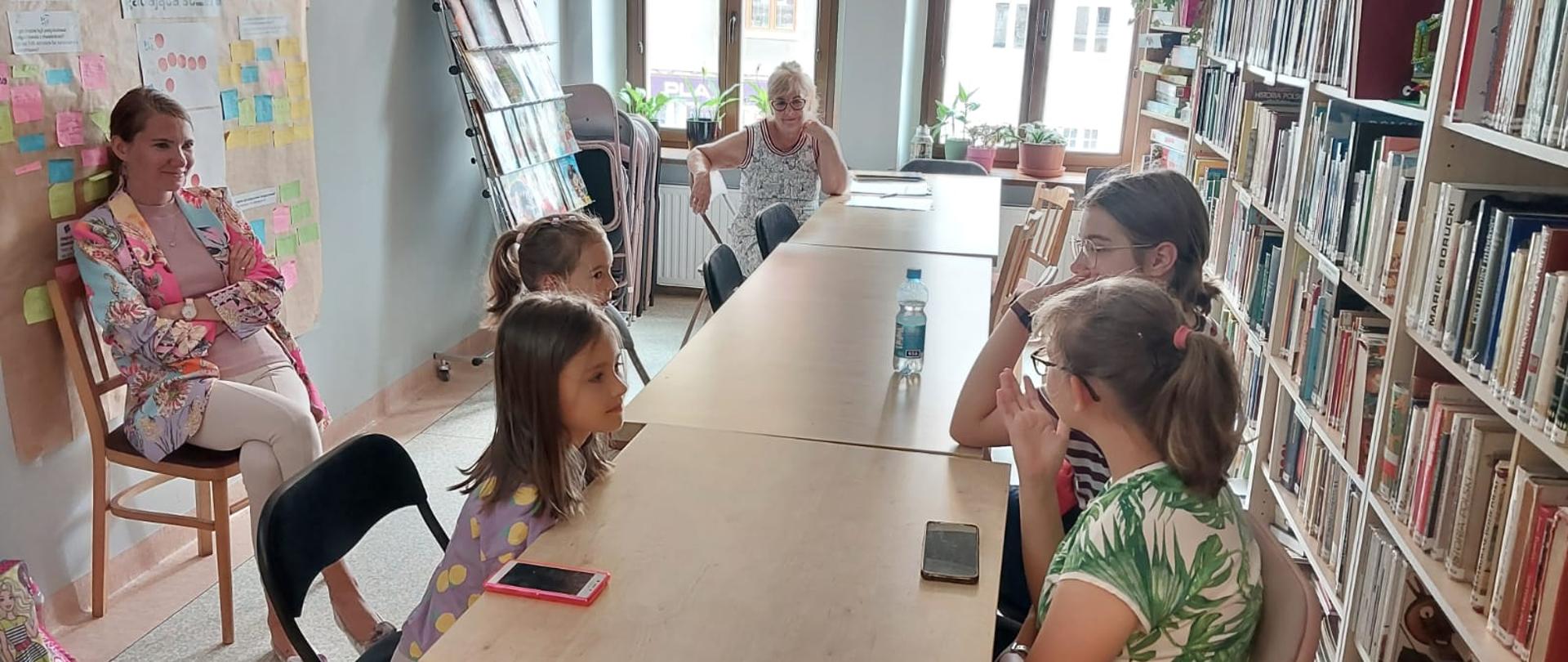 W pomieszczeniu Biblioteki odbywają się zajęcia edukacyjne w których uczestniczą dzieci