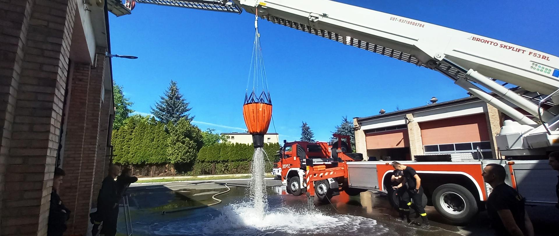 Testowy spust wody ze zbiornika