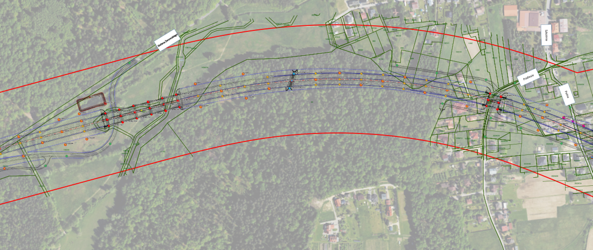 Ortofotomapa Kobiernic z zaznaczonym przyszłym przebiegiem BDI, po lewej stronie mapy i w centrum lasy i zadrzewienia, po prawej zabudowania
