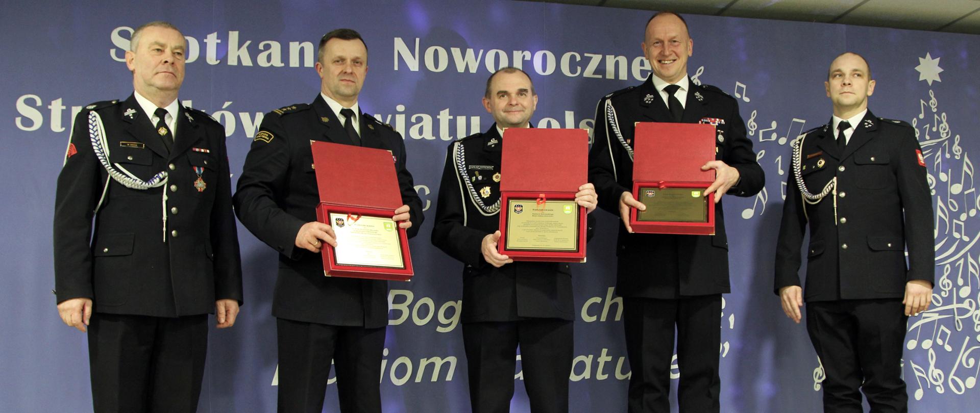 Zdjęcie przedstawia zaproszonych gości podczas spotkania noworocznego strażaków powiatu kolskiego 