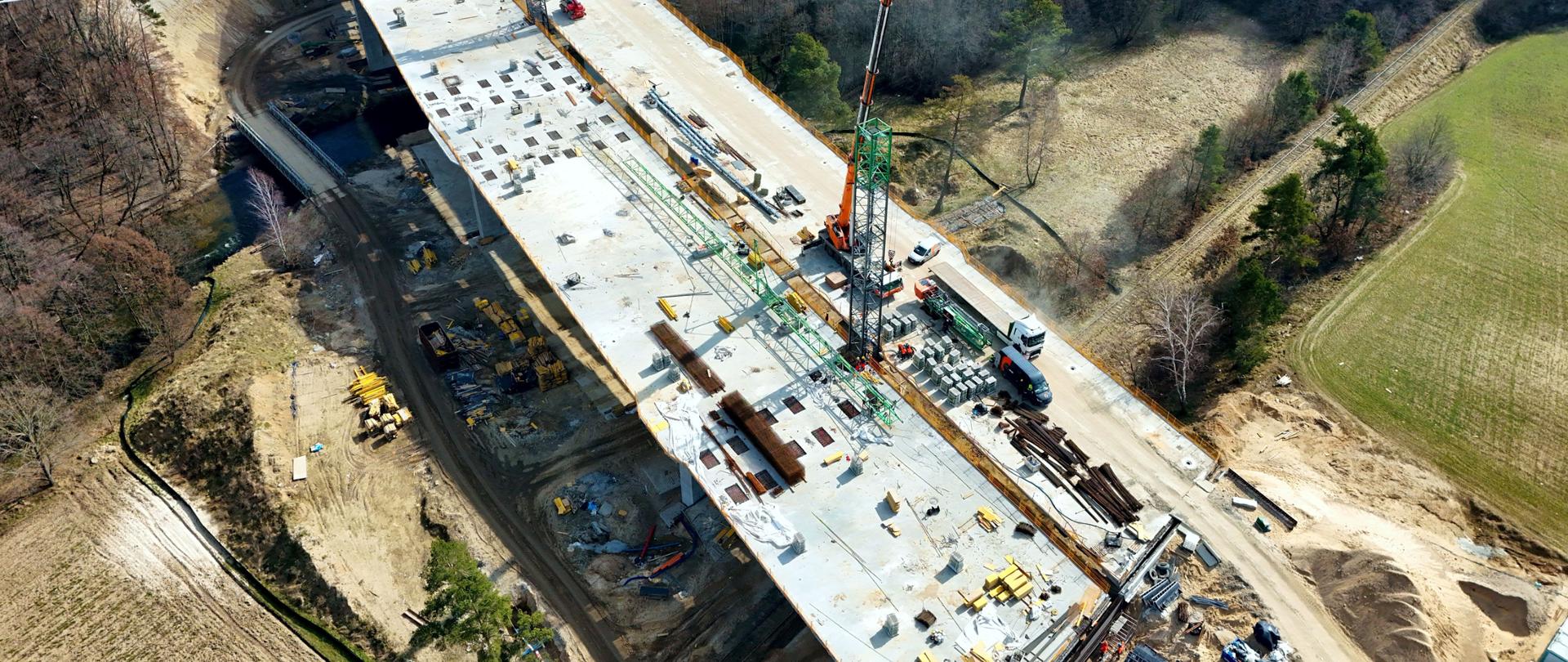 Widok z lotu ptaka na prace prowadzone na estakadzie w ciągu drogi ekspresowej S7