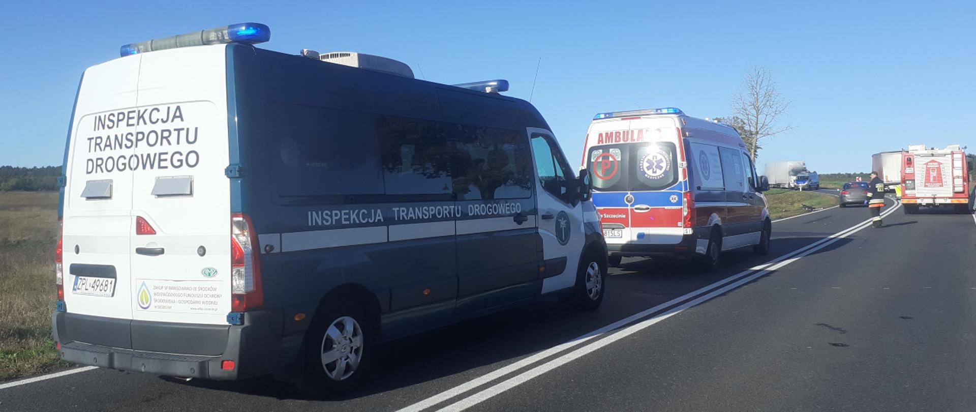 Patrol zachodniopomorskiej Inspekcji Transportu Drogowego na miejscu śmiertelnego wypadku koło Wałcza.
