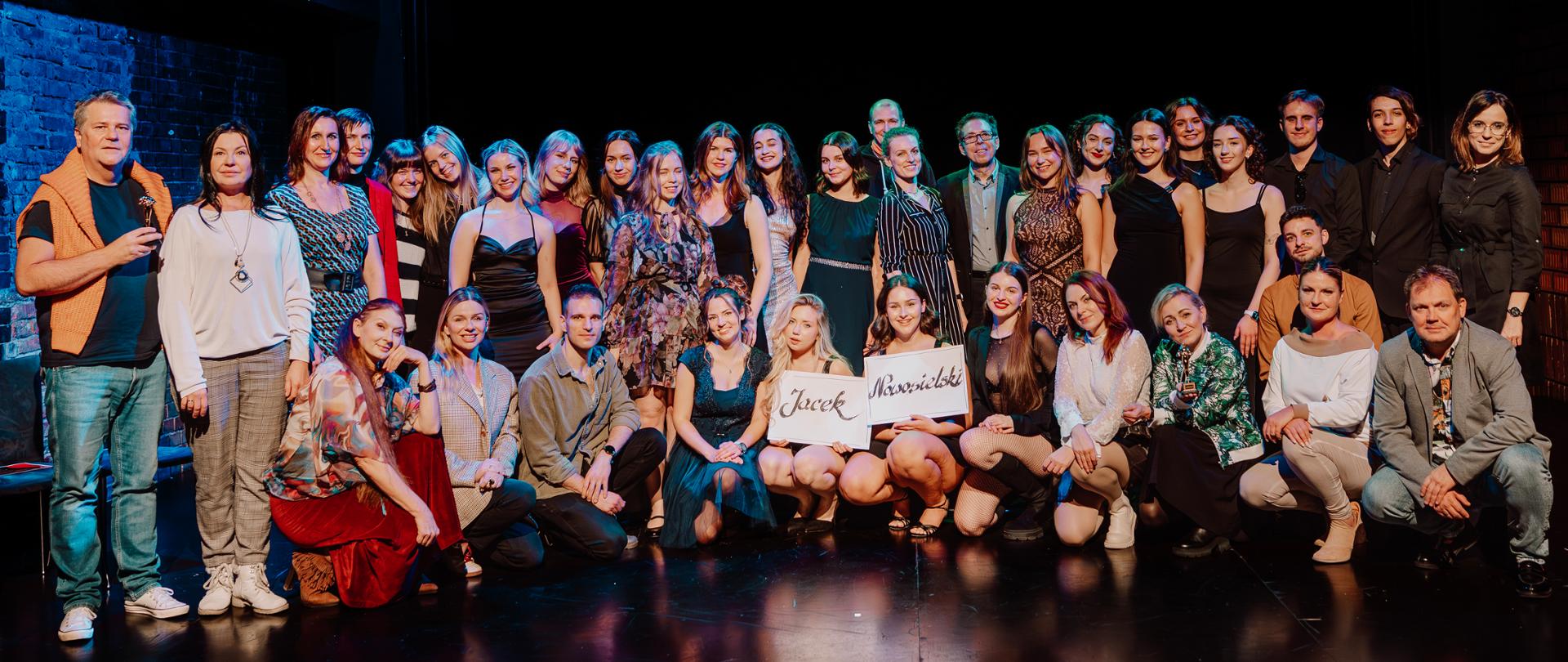 Na scenie uczniowie oraz nauczyciele szkoły.