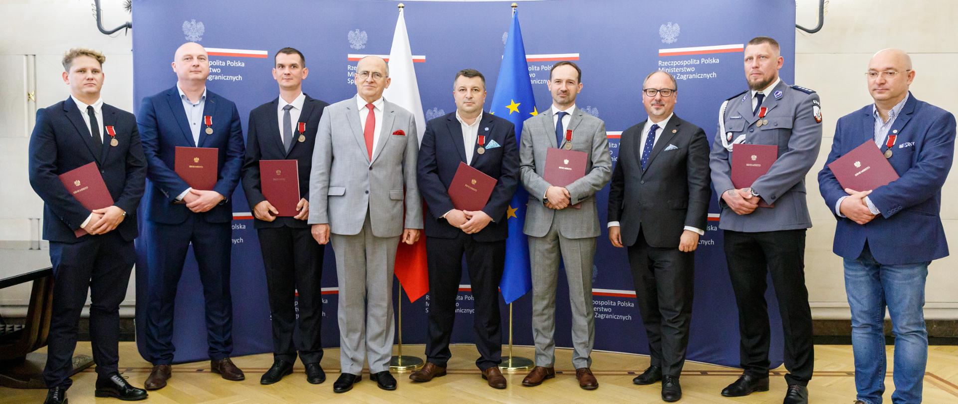 Minister of Foreign Affairs Zbigniew Rau awarded healthcare workers with the Bene Merito honorary 
