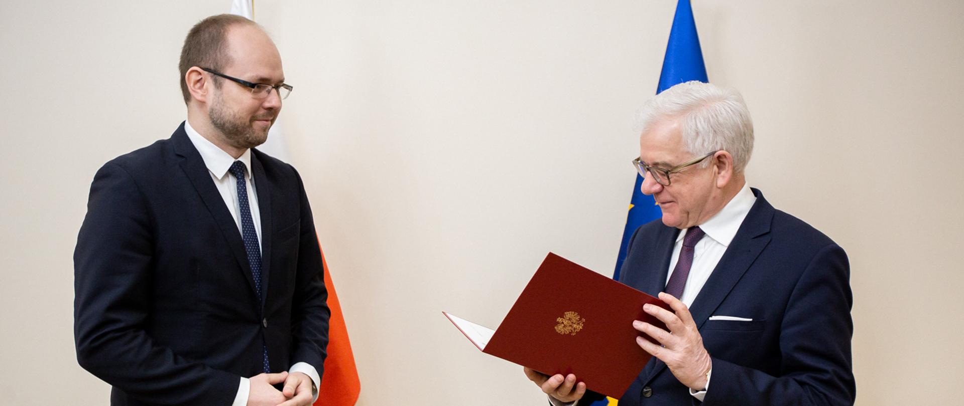 Marcin Przydacz odbiera z rąk ministra Jacka Czaputowicza nominacje na stanowisko podsekretarza stanu w MSZ