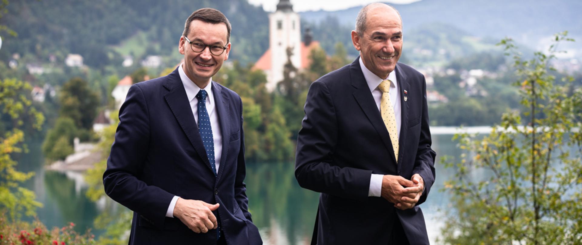 Premier Mateusz Morawiecki i premier Słowenii Janez Jansa idą. 