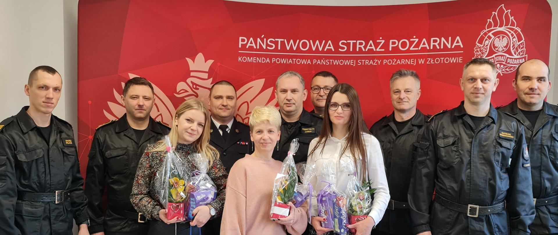 Na zdjęciu Kadra komendy wraz z solenizantkami.