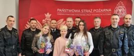 Na zdjęciu Kadra komendy wraz z solenizantkami.