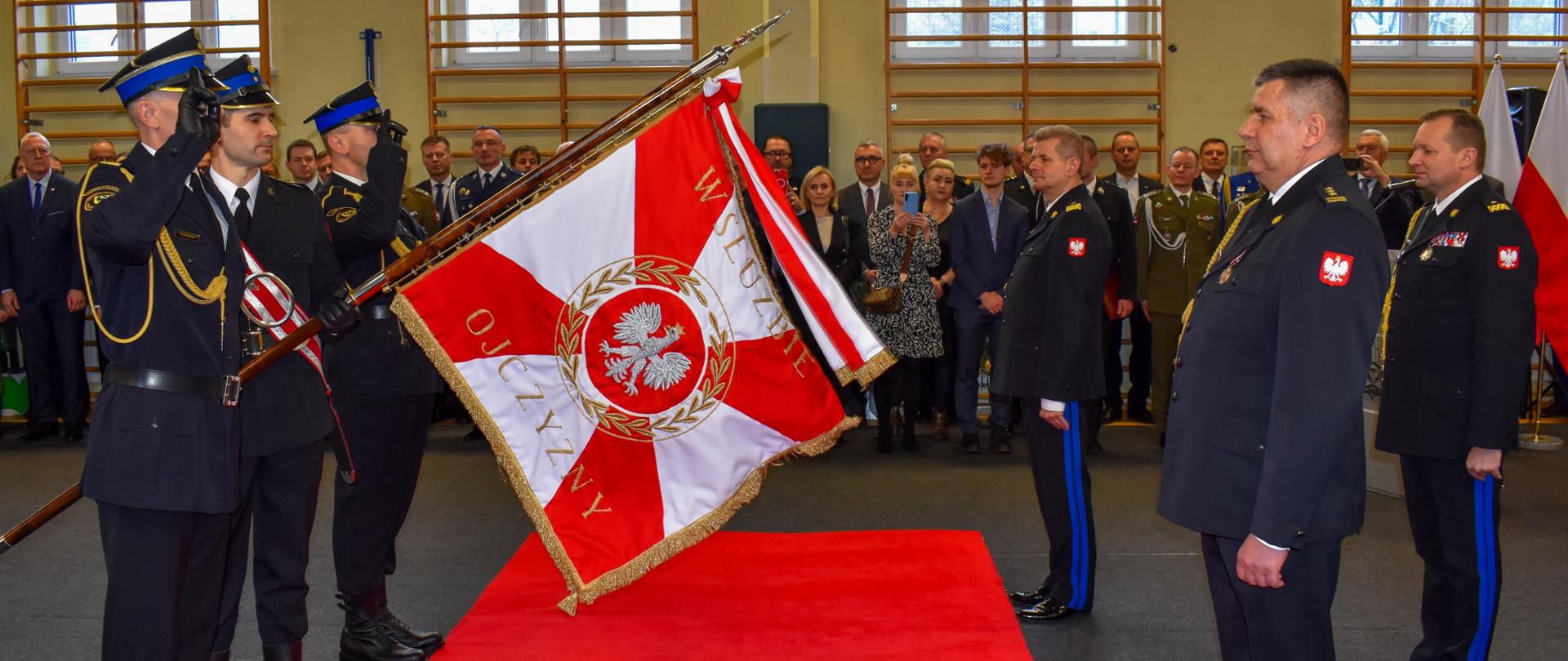 moment przekazania obowiązków przy sztandarze PSP 