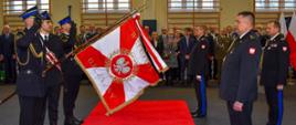 moment przekazania obowiązków przy sztandarze PSP 