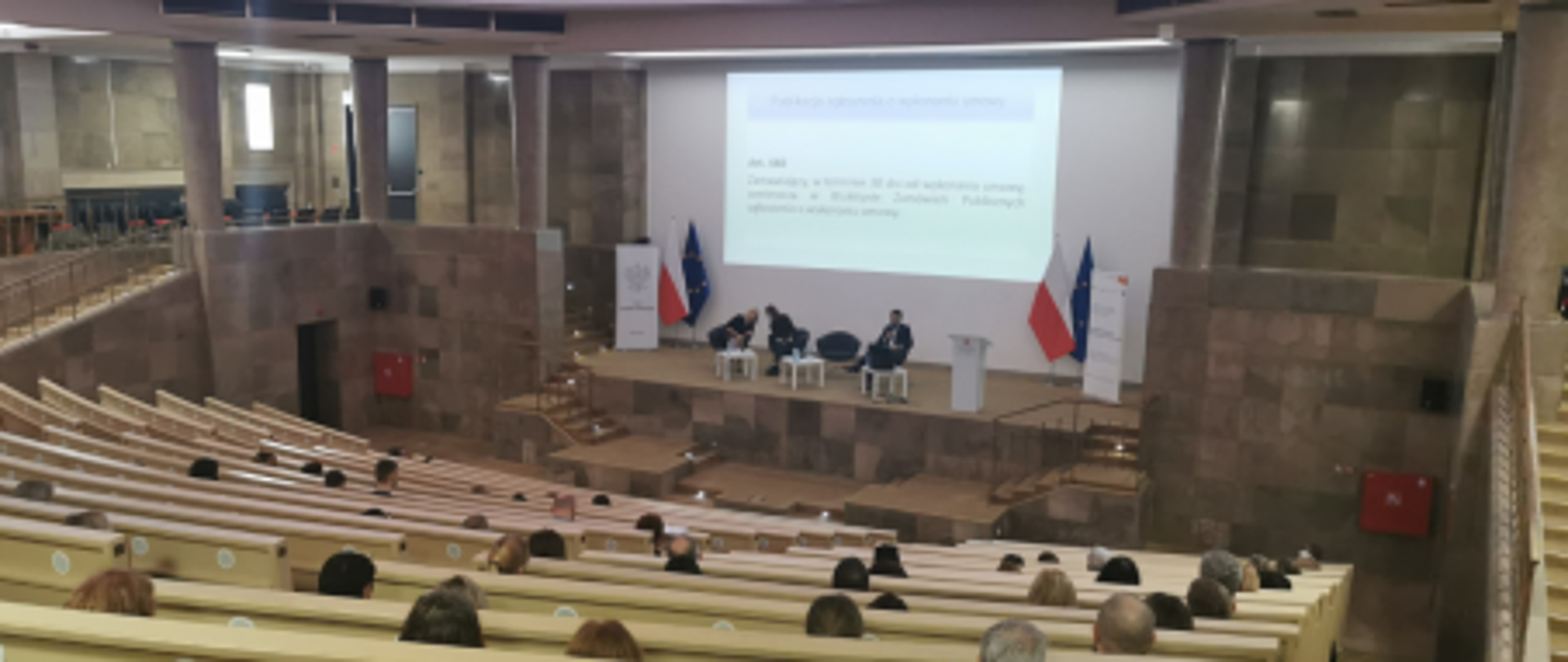 Sala konferencyjna w siedzibie Ministerstwa Rozwoju i Technologii, trwająca prezentacja multimedialna z pokazem slajdów 