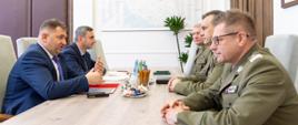 Szef KAS Marcin Łoboda i Komendant Główny SG gen. bryg. SG Robert Bagan podczas spotkania