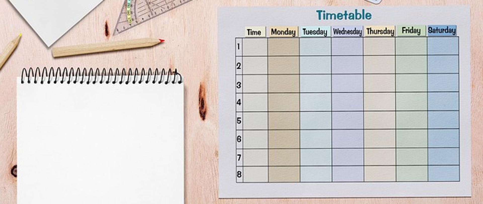 Grafika przedstawiająca leżące na biurku przybory szkolne i plan lekcji