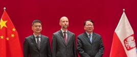 od lewej Secretary for Administration Eric Chan, Konsul Generalny RP Michał Kołodziejski, Deputy Commissioner Hua You