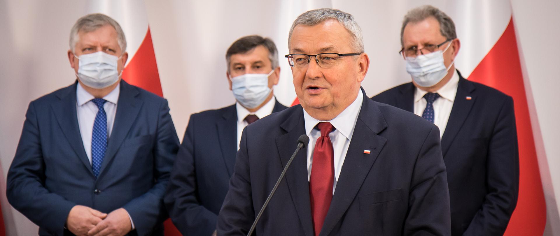 Minister infrastruktury Andrzej Adamczyk podczas konferencji prasowej poinformował o ogłoszeniu przetargu na zaprojektowanie i budowę odcinka drogi ekspresowej S19 Dukla - Barwinek (granica państwa ze Słowacją)