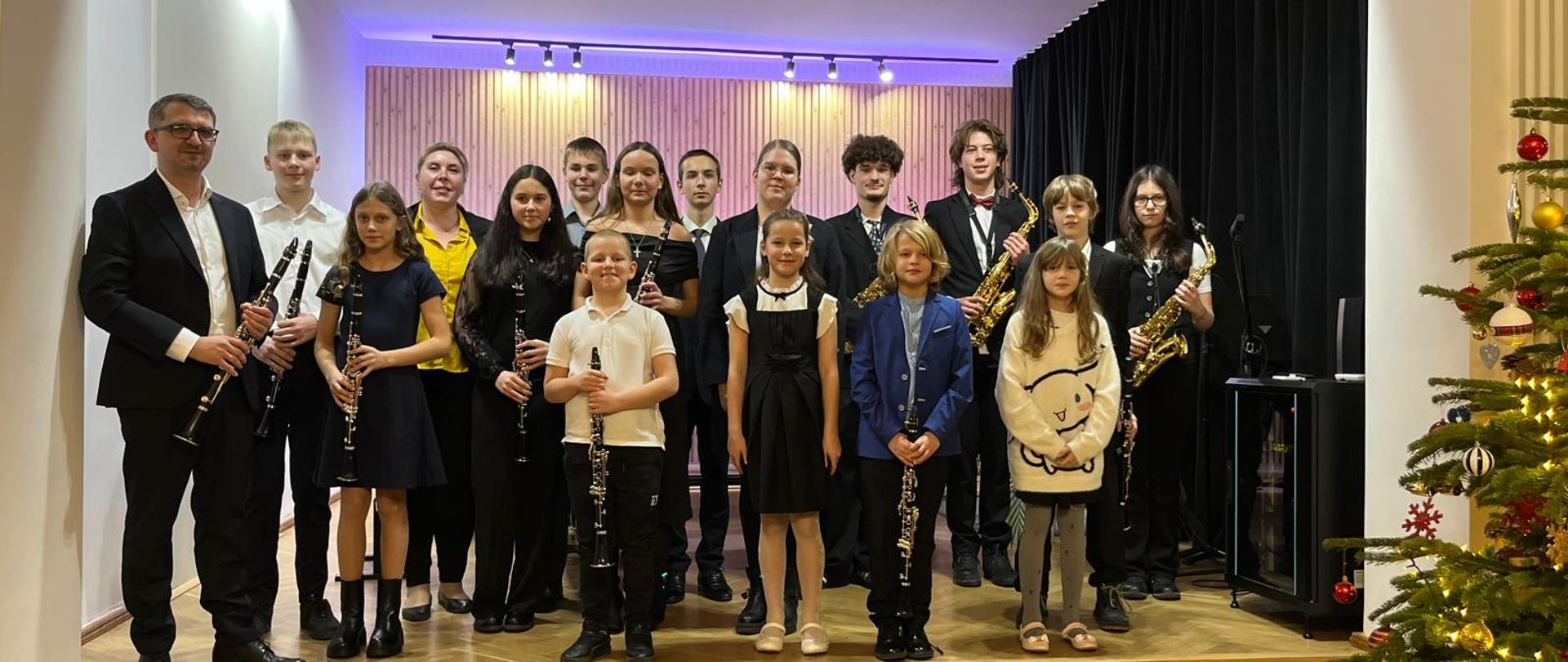 Galeria 28 zdjęć z koncertu klasy klarnetu, saksofonu i fortepianu - 08.12.2025 - uczniowie grają na instrumentach
