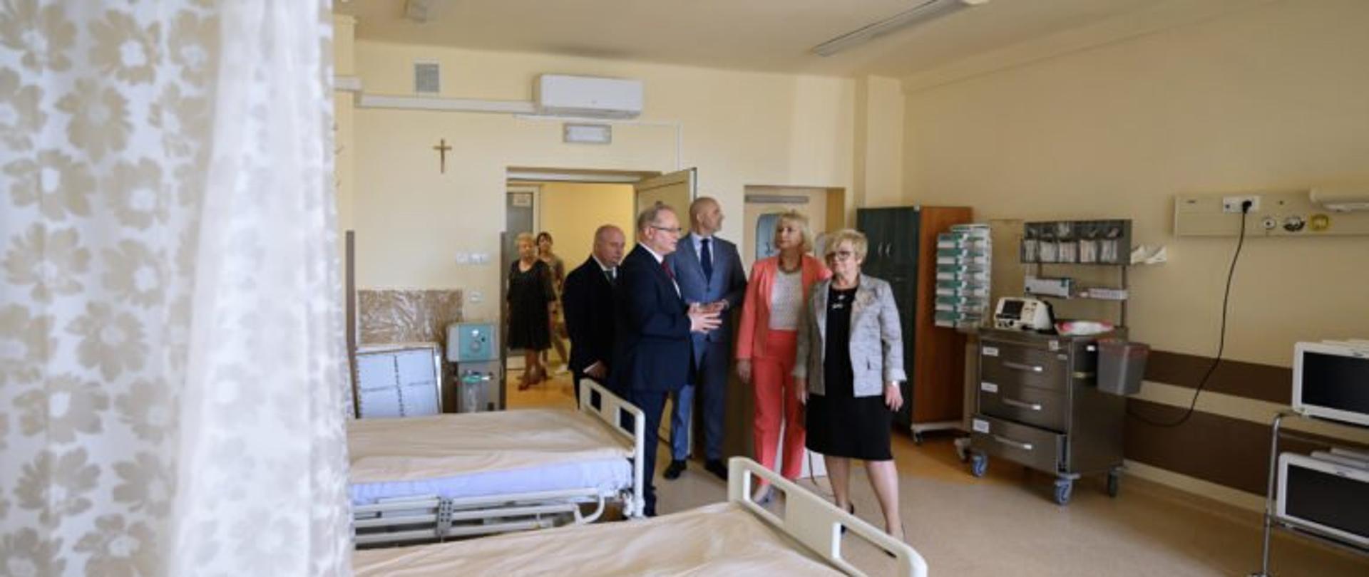 Zdjęcie przedstawia uczestników uroczystości otwarcia oddziału gastroenterologii w szpitalu MSWiA w Rzeszowie