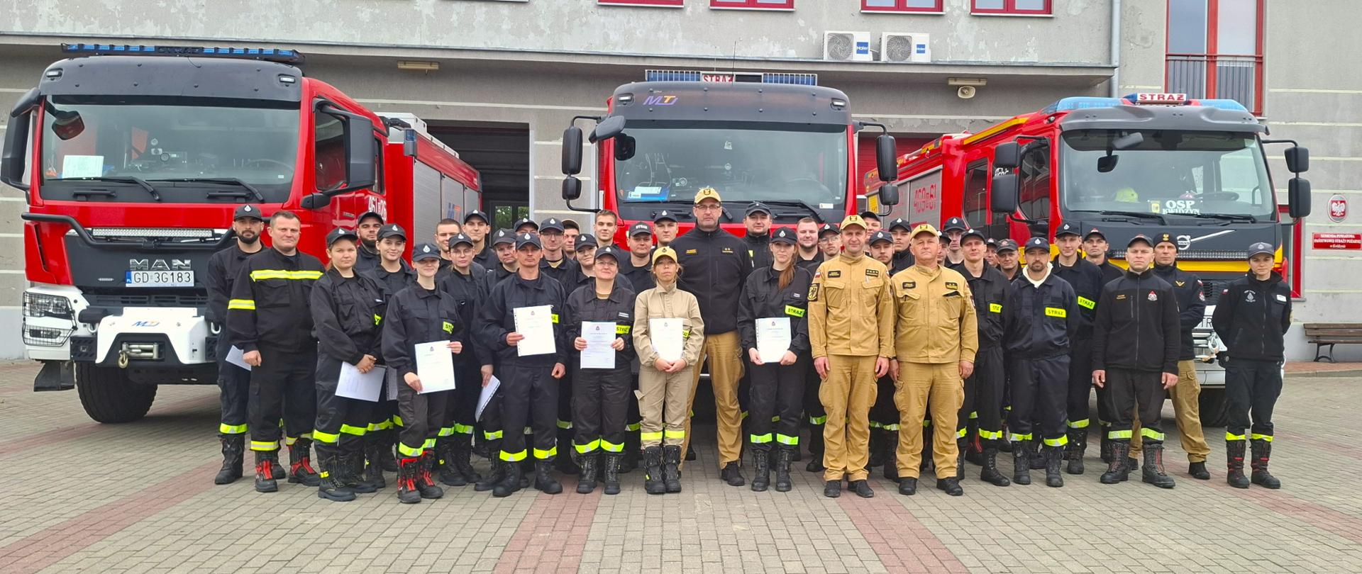 Zdjęcie grupowe na zakończenie kursu