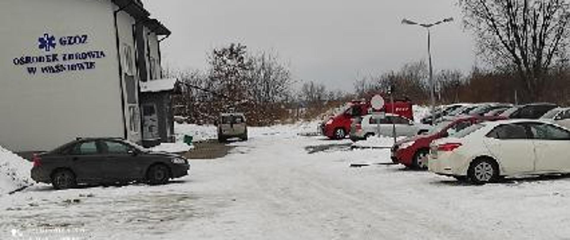 Samochód strażacki, który wozi pacjentów na szczepienia zaparkowany pod ośrodkiem zdrowia