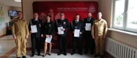 Na zdjęciu widoczny jest Komendant Powiatowy Państwowej Straży Pożarnej w Ostrowcu Świętokrzyskim, Naczelnik wydziału operacyjno-szkoleniowego KP PSP w Ostrowcu Św. oraz druhowie OSP z terenu powiatu ostrowieckiego