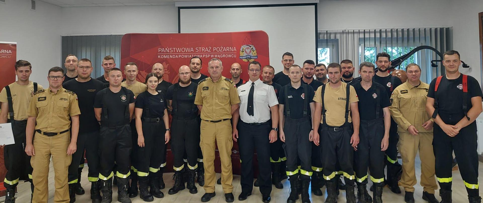 Wspólne zdjęcie uczestników kursu z kadrą PSP 