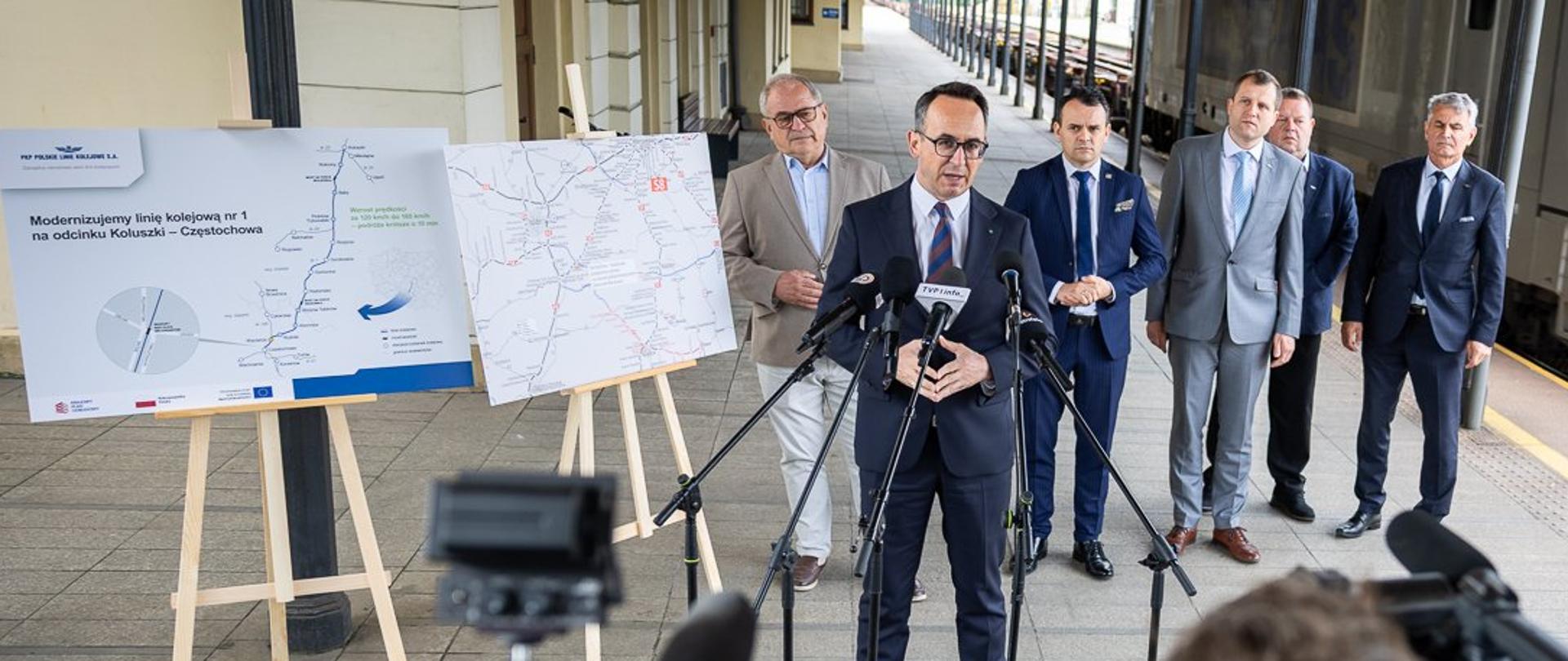 Minister infrastruktury Dariusz Klimczak podczas konferencji dotyczącej korzystnych zmian komunikacyjnych w woj. łódzkim