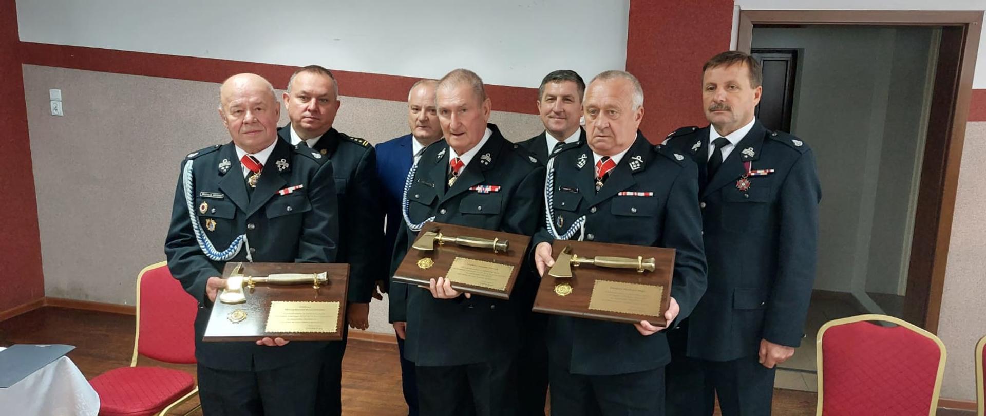 Widoczni druhowie OSP i zaproszeni goście