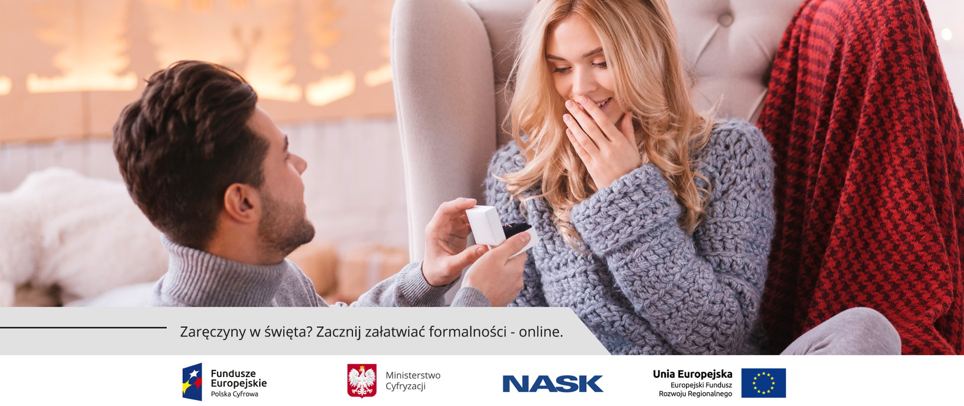 Mężczyzna oświadcza się kobiecie, wręczając jej pierścionek