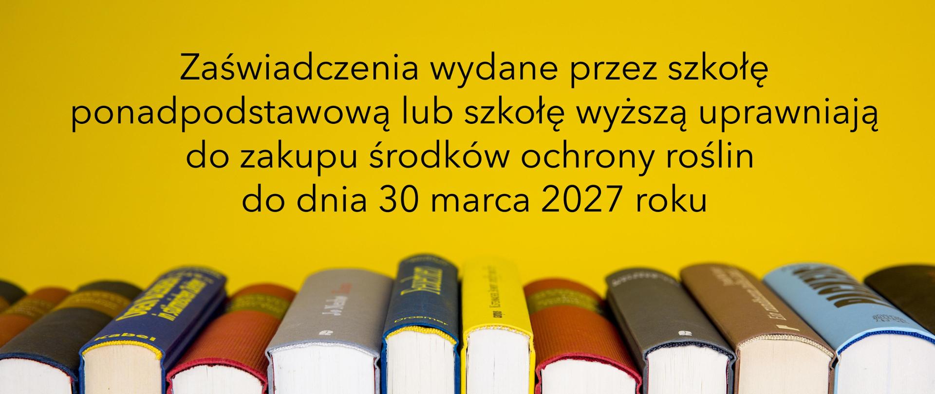 Kolorowe grzbiety książek a nad nimi napis: Zaświadczenia wydane przez szkołę ponadpodstawową lub szkołę wyższą uprawniają do zakupu środków ochrony roślin do dnia 30 marca 2027 roku