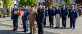 Złożenie kwiatów pod pomnikiem z okazji Święta Konstytucji 3-go Maja w Grójcu