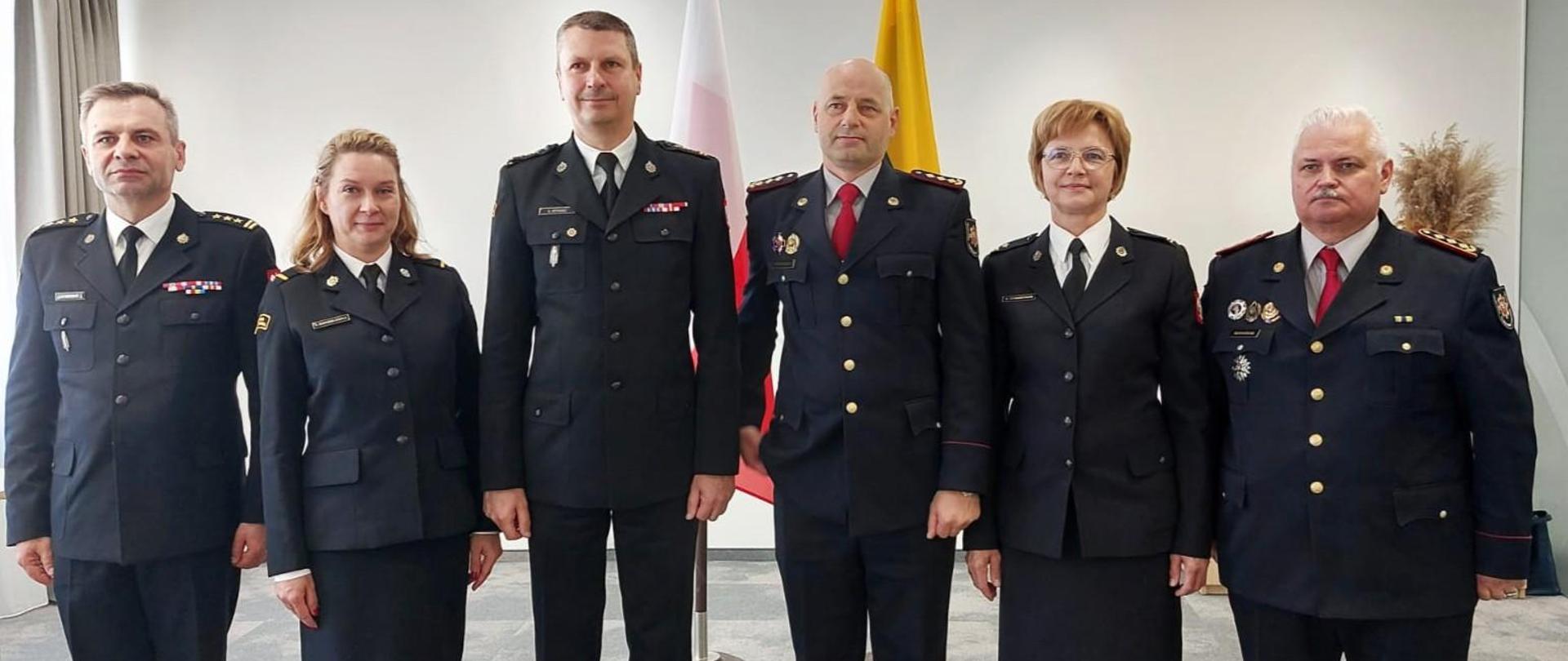 6 strażaków z Polski i Litwy w tym dwie kobiety, wszyscy w mundurach galowych