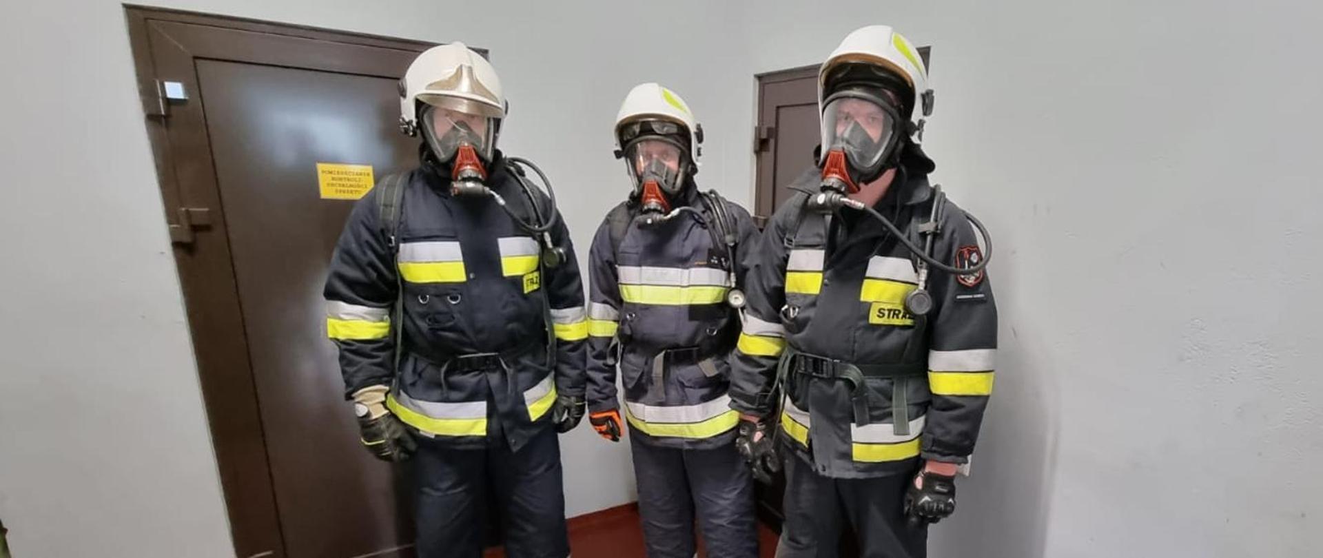 Na zdjęciu strażacy podczas ćwiczeń w komorze wysiłkowo-dymowej