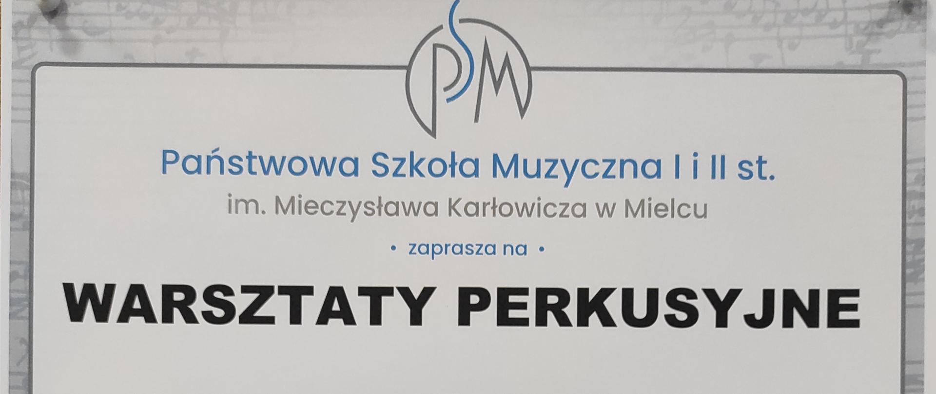 plakat zapraszający na warsztaty perkusyjne z logotypem szkoły na górze, poniżej napisami w kolorze czarnym oraz perkusję w dolnej części